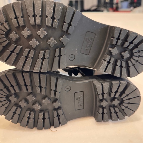 NEW Mia Girls White & Black Cowprint Lace Up Combat Boot Size 1 - Picture 10 of 10